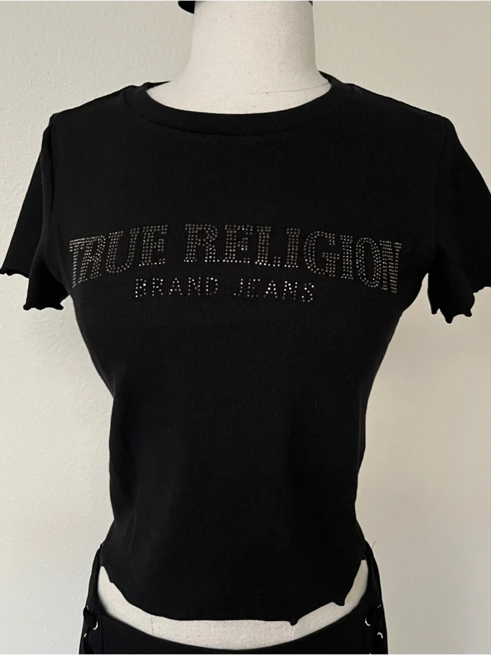 NWT True Religion Women’s Black Ribbed Short Sleeve Shirt, size Small - Picture 1 of 3